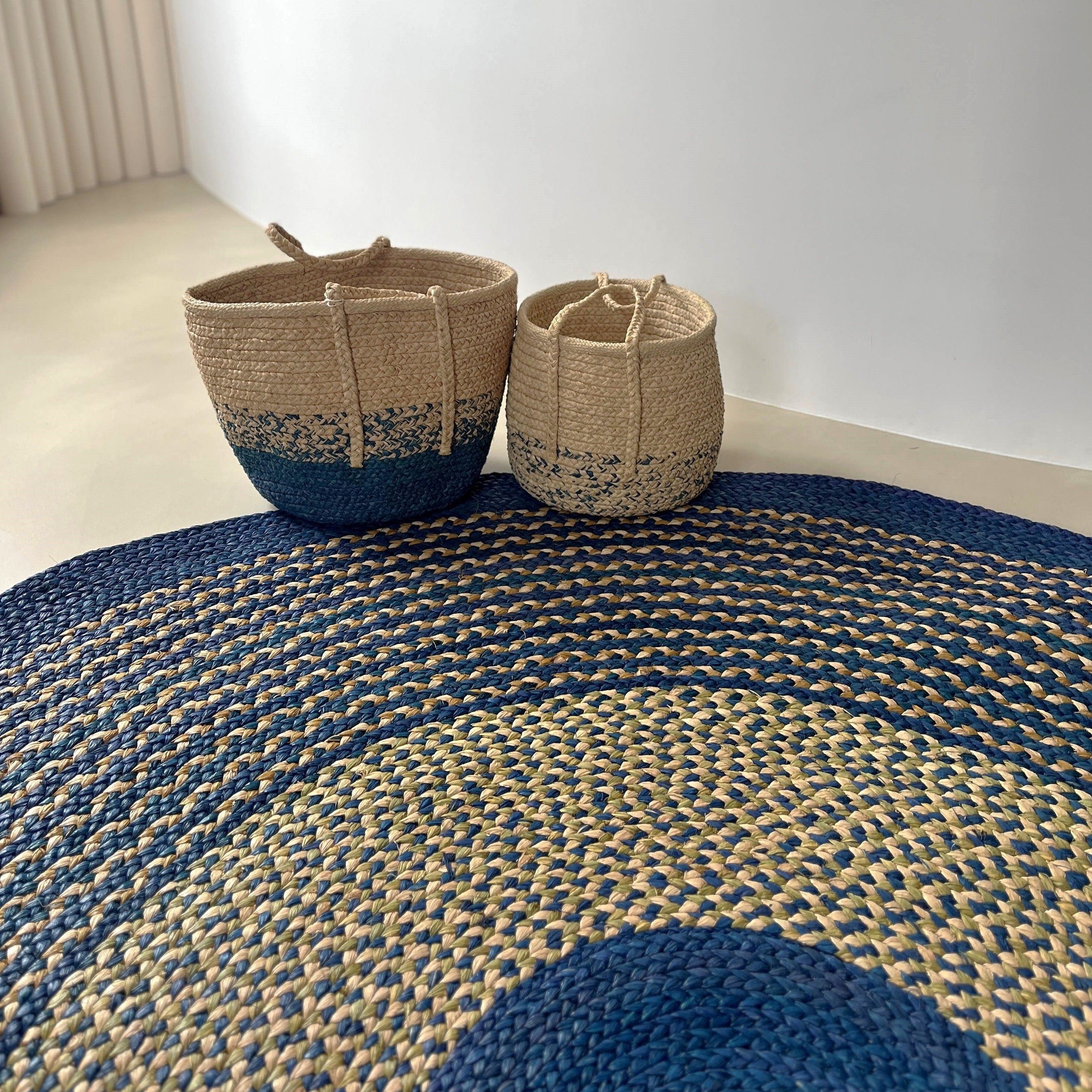 Tapis en raphia rond bleu marine, naturel et vert pâle – 200 cm