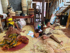 Tapis rond unique en raphia, mélange artisanal de jaune, brun et prune, idéal pour sublimer votre intérieur, 230 cm de diamètre.