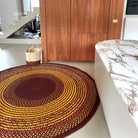 Tapis en raphia rond avec un design élégant combinant jaune, brun et prune, confectionné à la main, 230 cm.