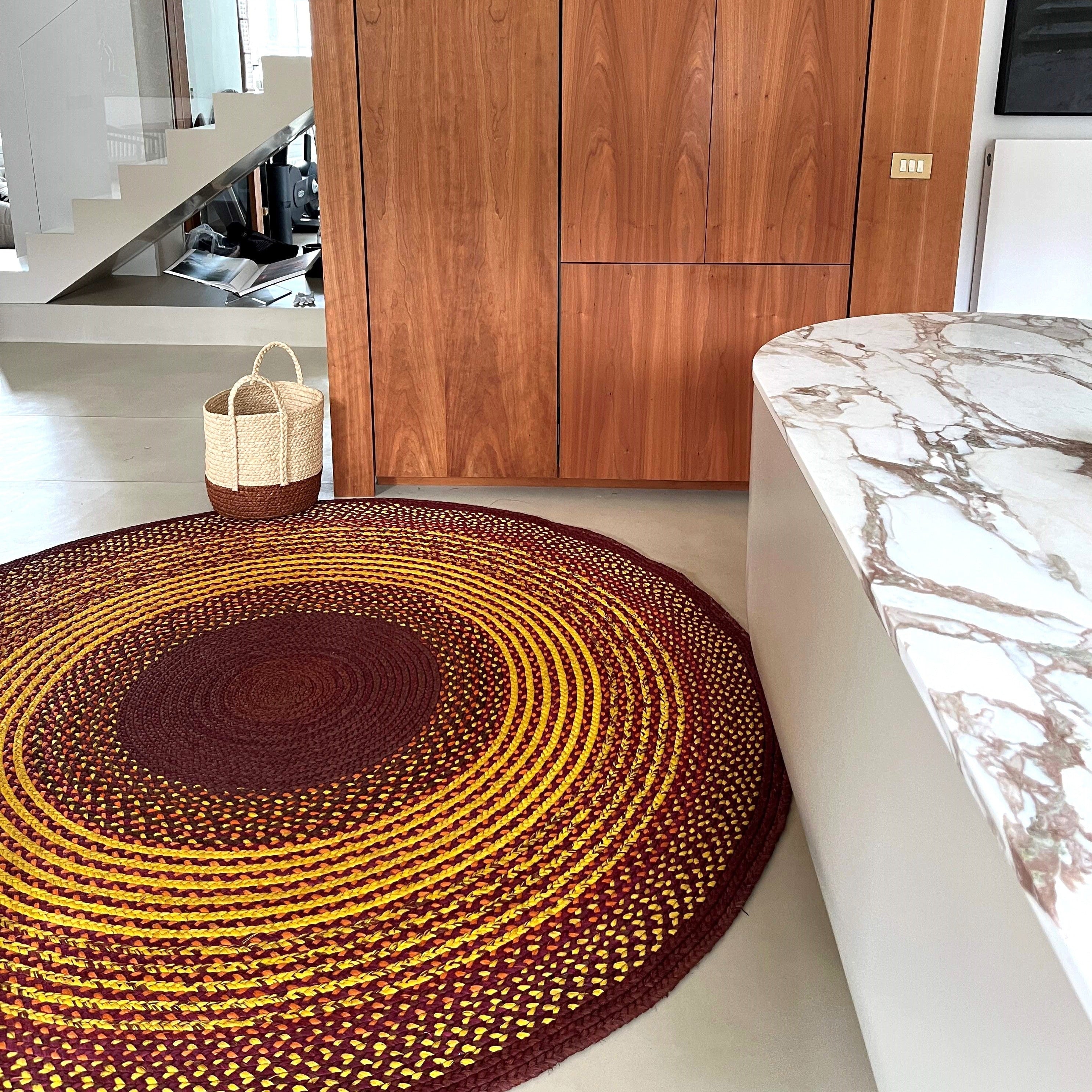 Tapis en raphia rond avec un design élégant combinant jaune, brun et prune, confectionné à la main, 230 cm.