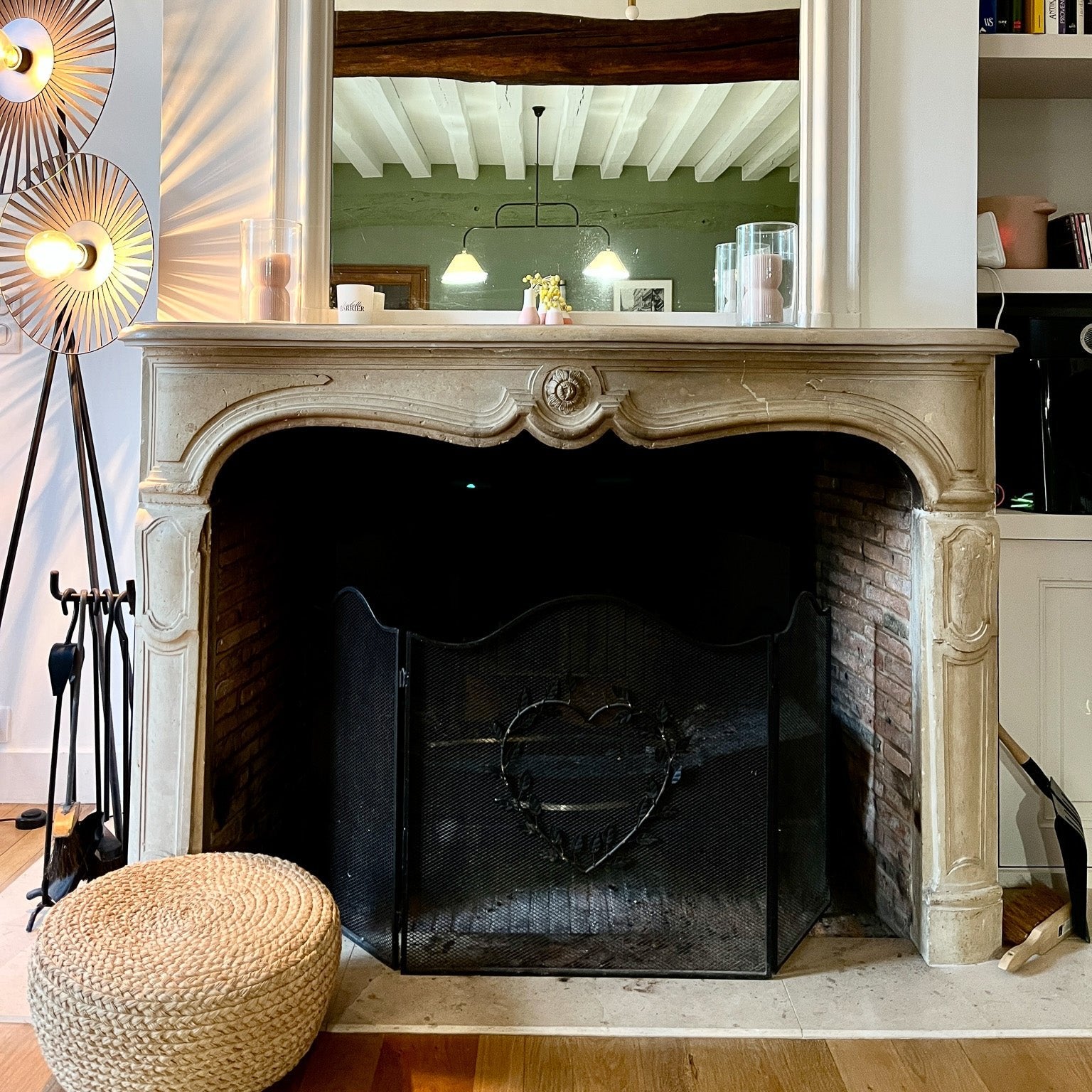 Pouf décoratif en raphia naturel, fait à la main.