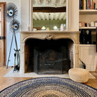 Pouf en raphia naturel, artisanal, finition brute.