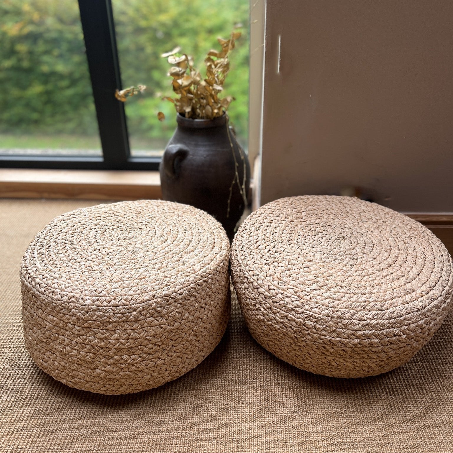 Pouf en raphia naturel, diamètre standard, artisanal.