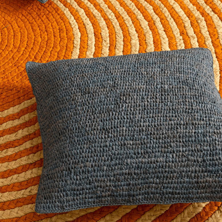 Housse de coussin en raphia bleu