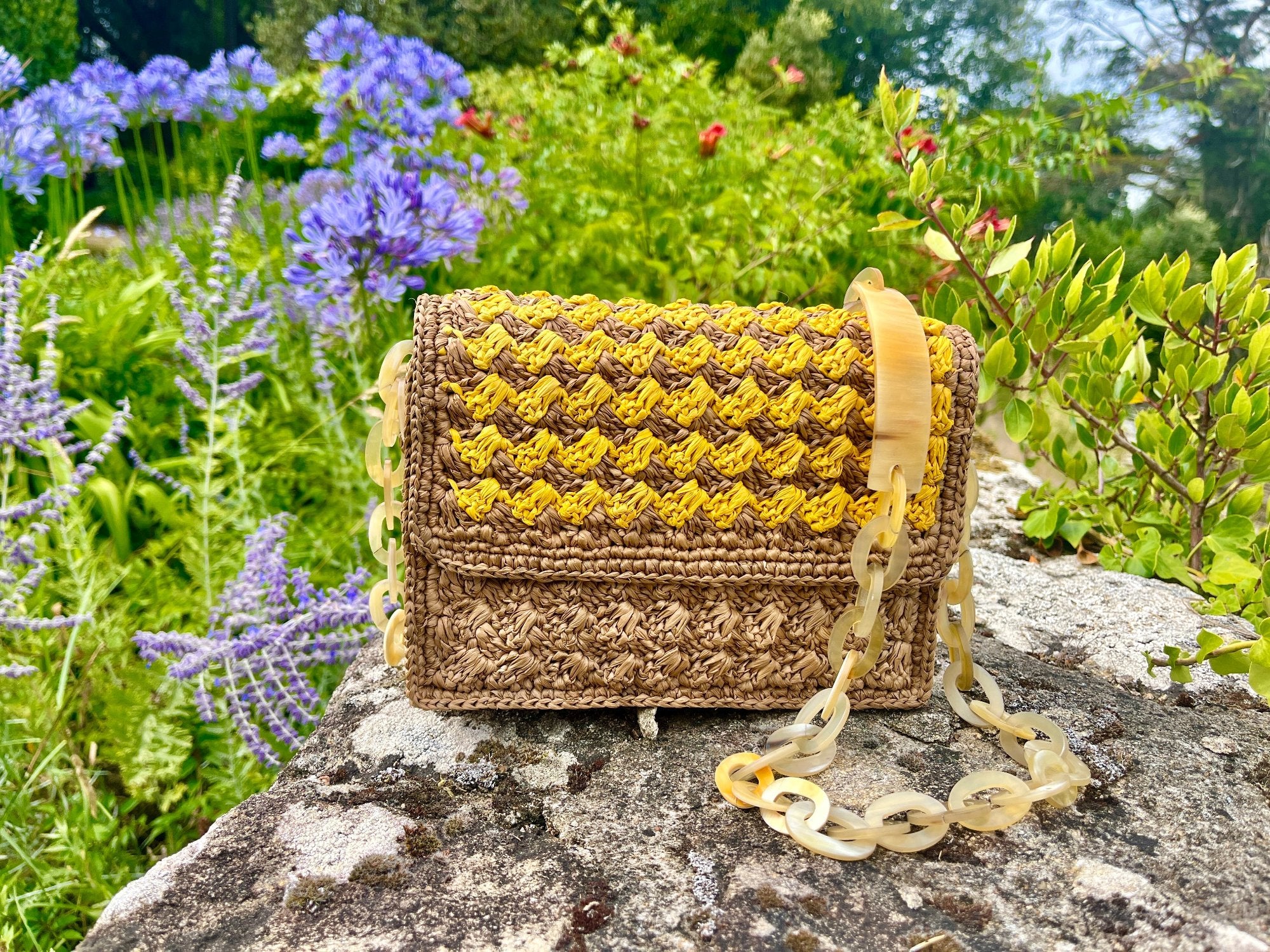 Sac à main en raphia et corne, couleur jaune, fait main, design élégant et naturel, idéal pour un style original et lumineux.