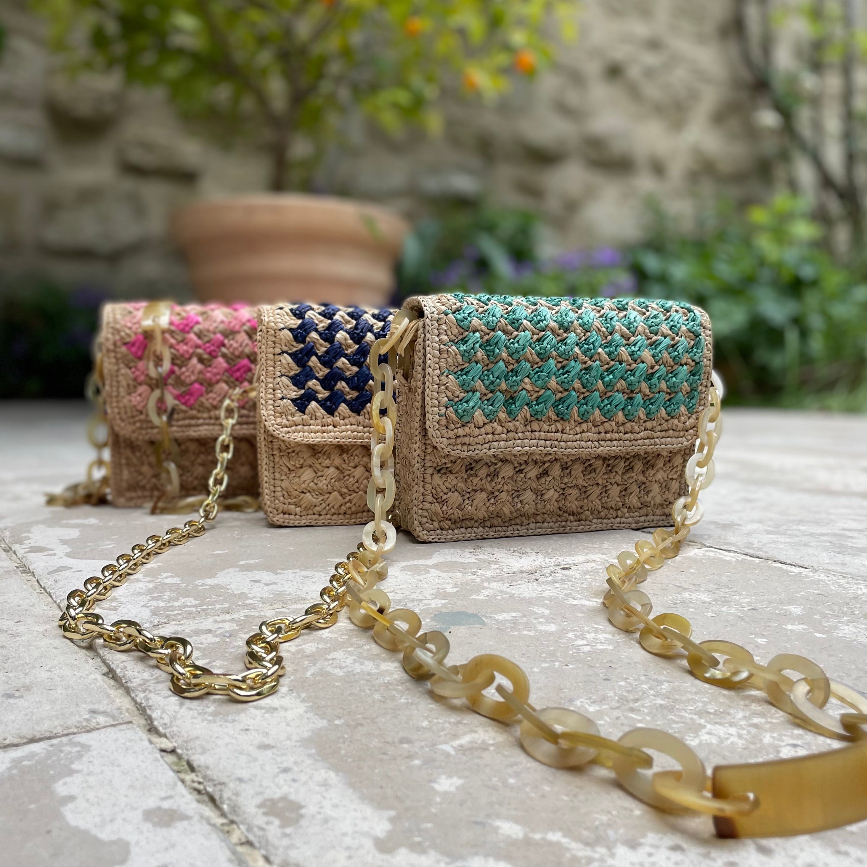 Sac à main en raphia turquoise avec détails en corne, fait main, parfait pour une touche de couleur et de sophistication.