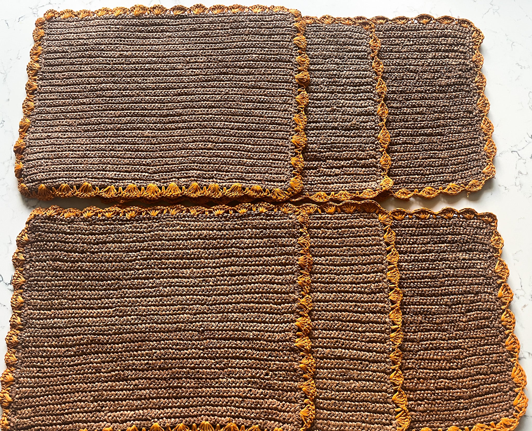 6 sets de table rectangulaires en raphia couleur thé bordure ocre