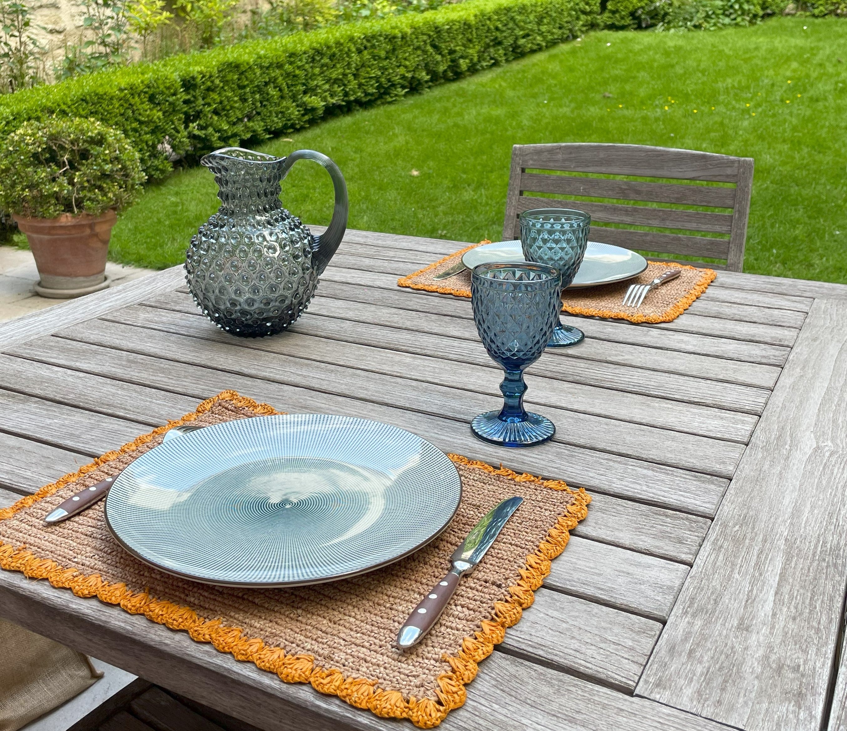 Sets de table ronds en raphia aux bordures vertes, lot de 6, apportant une touche de fraîcheur et d'authenticité à votre intérieur.