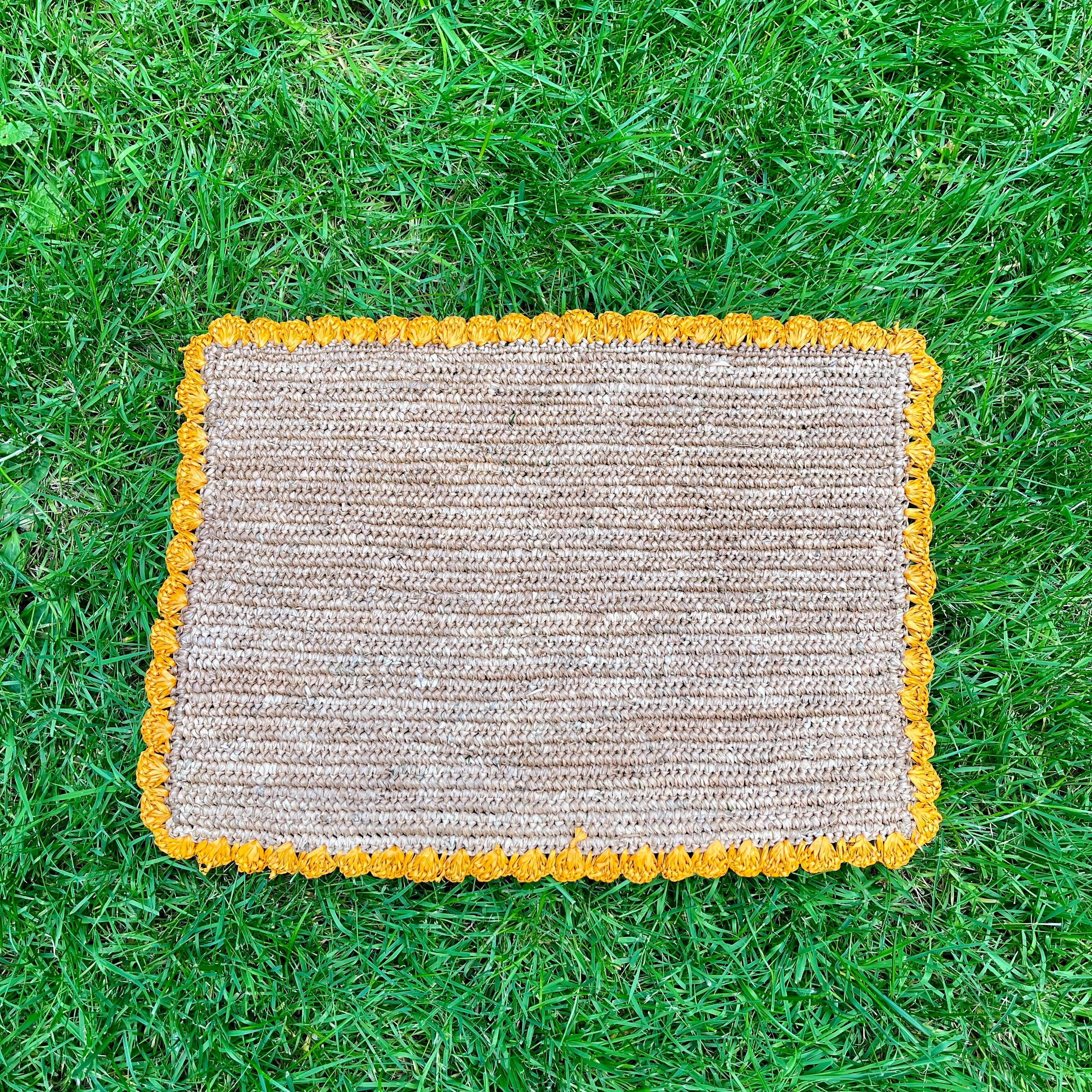 6 sets de table en raphia ronds avec bordures vertes, faits main, parfaits pour une ambiance conviviale et chaleureuse.