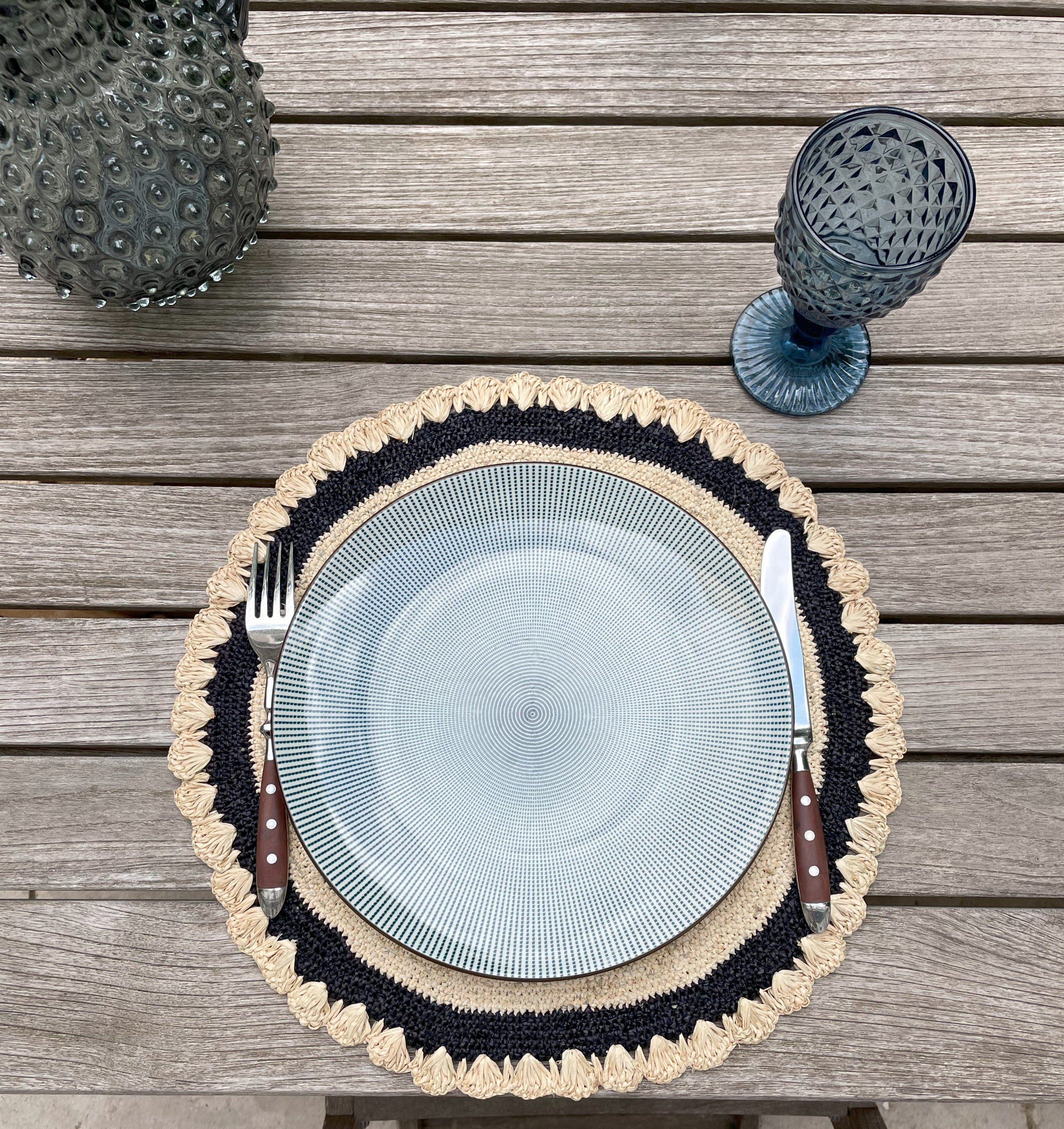 Lot de 6 sets de table en raphia naturel avec finition noire, parfaits pour sublimer vos repas avec une touche artisanale.