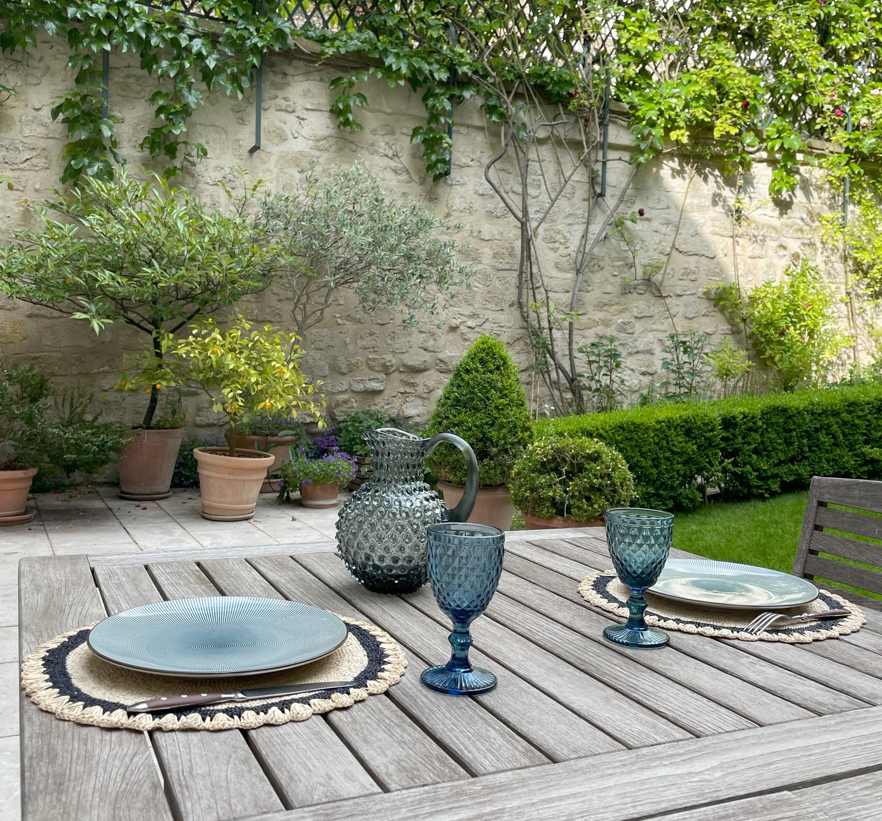 Sets de table ronds en raphia naturel avec bordure noire, lot de 6, faits main, idéaux pour une ambiance conviviale et chaleureuse.