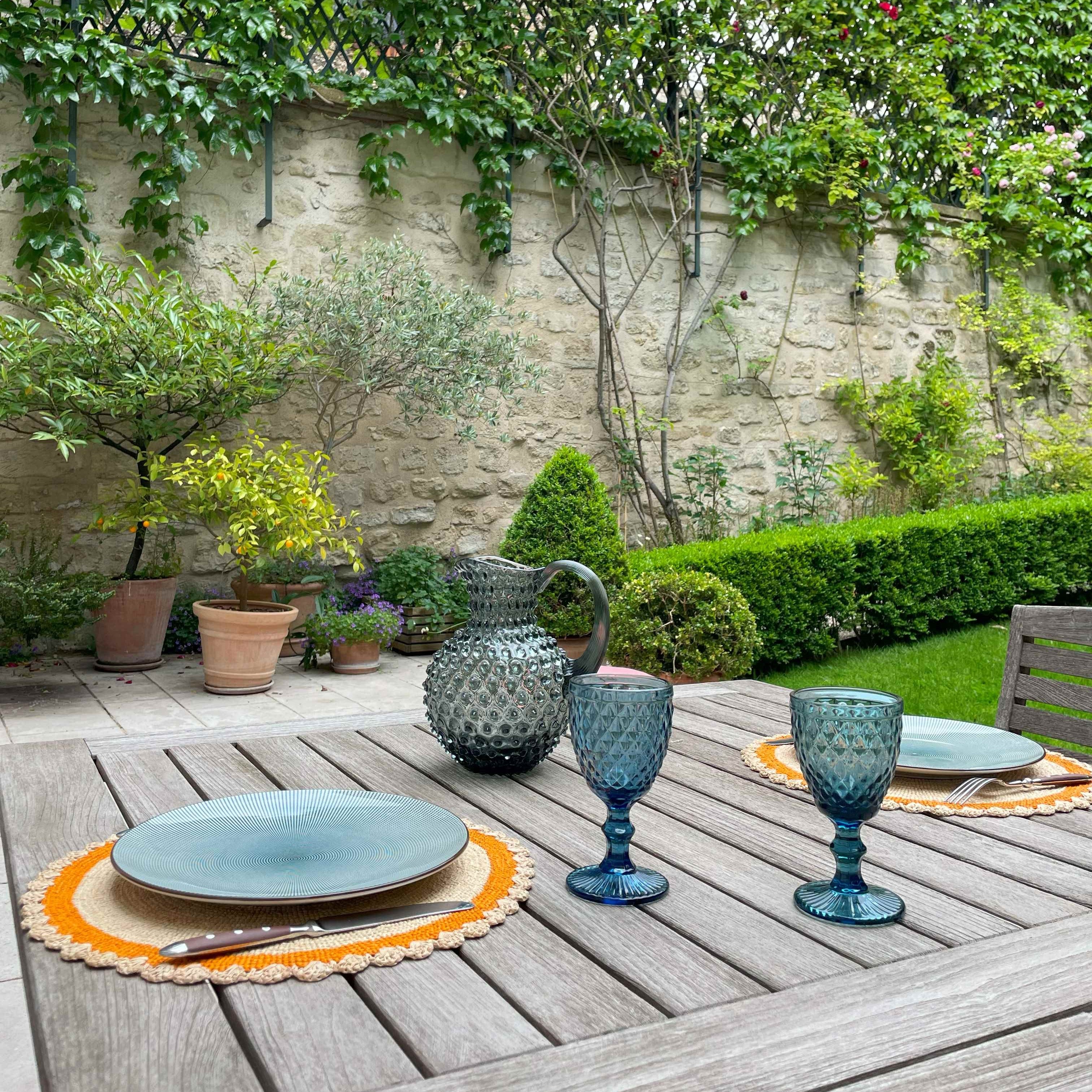 Set de table en raphia naturel bordure jaune, fait main, élégant et authentique, parfait pour une table naturelle et raffinée.
