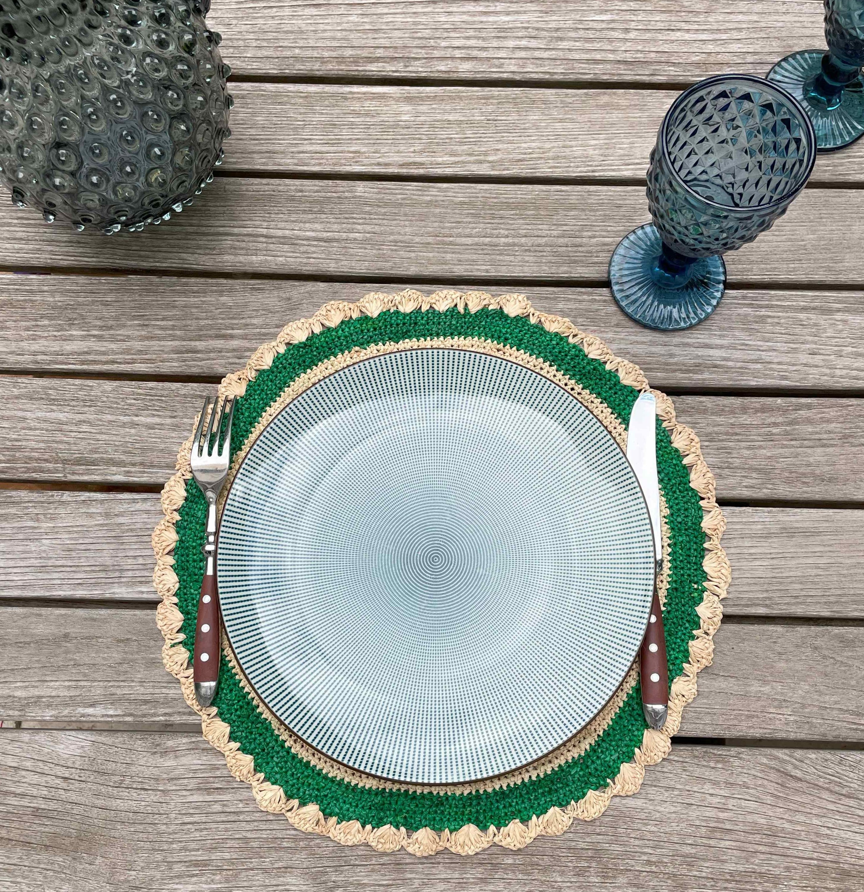 6 sets de table ronds en raphia naturel avec finition verte, faits main, idéaux pour un style de table simple et raffiné.