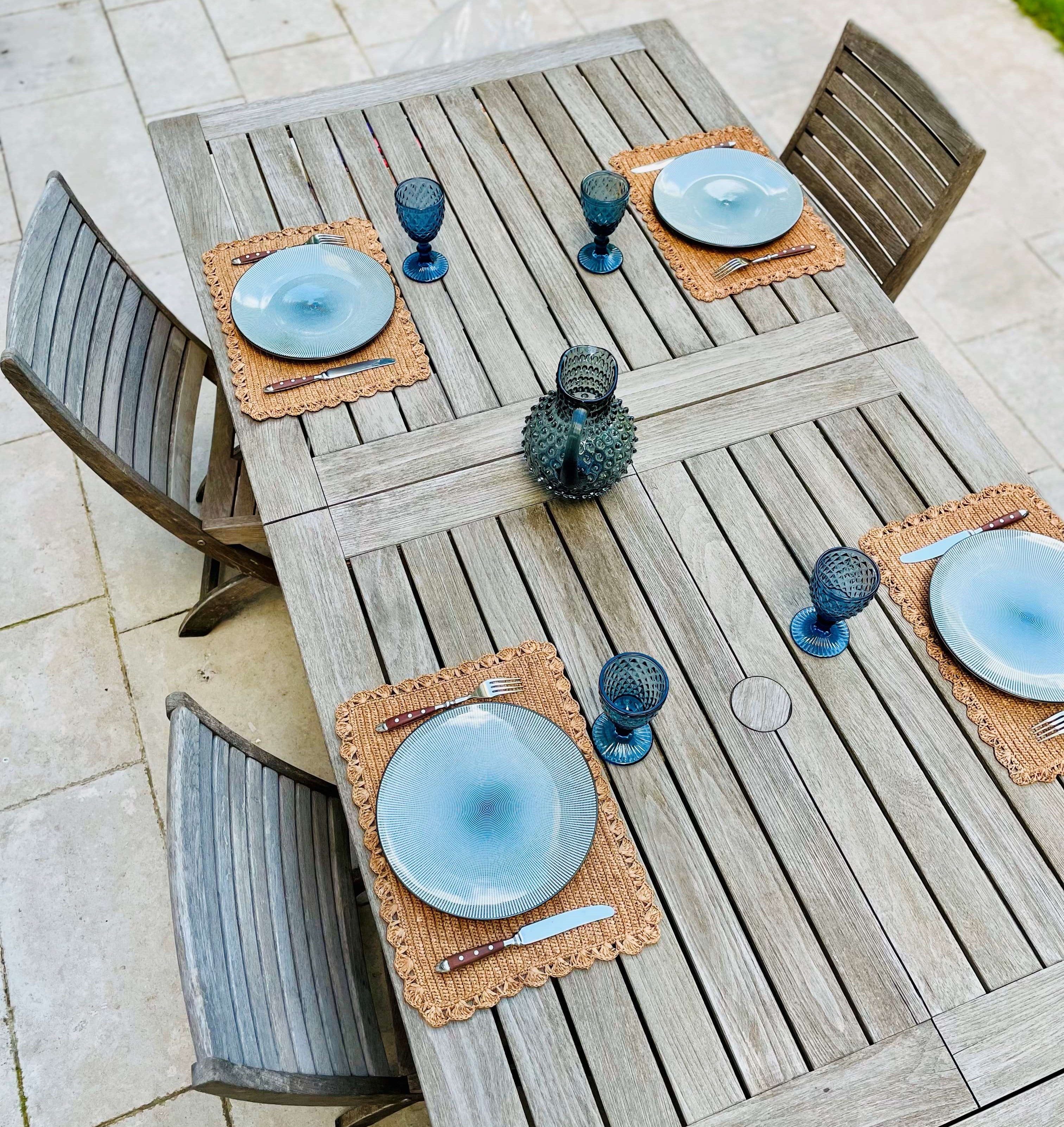 Lot artisanal de 6 sets de table rectangulaires en raphia couleur thé, idéal pour une ambiance chaleureuse et chic.