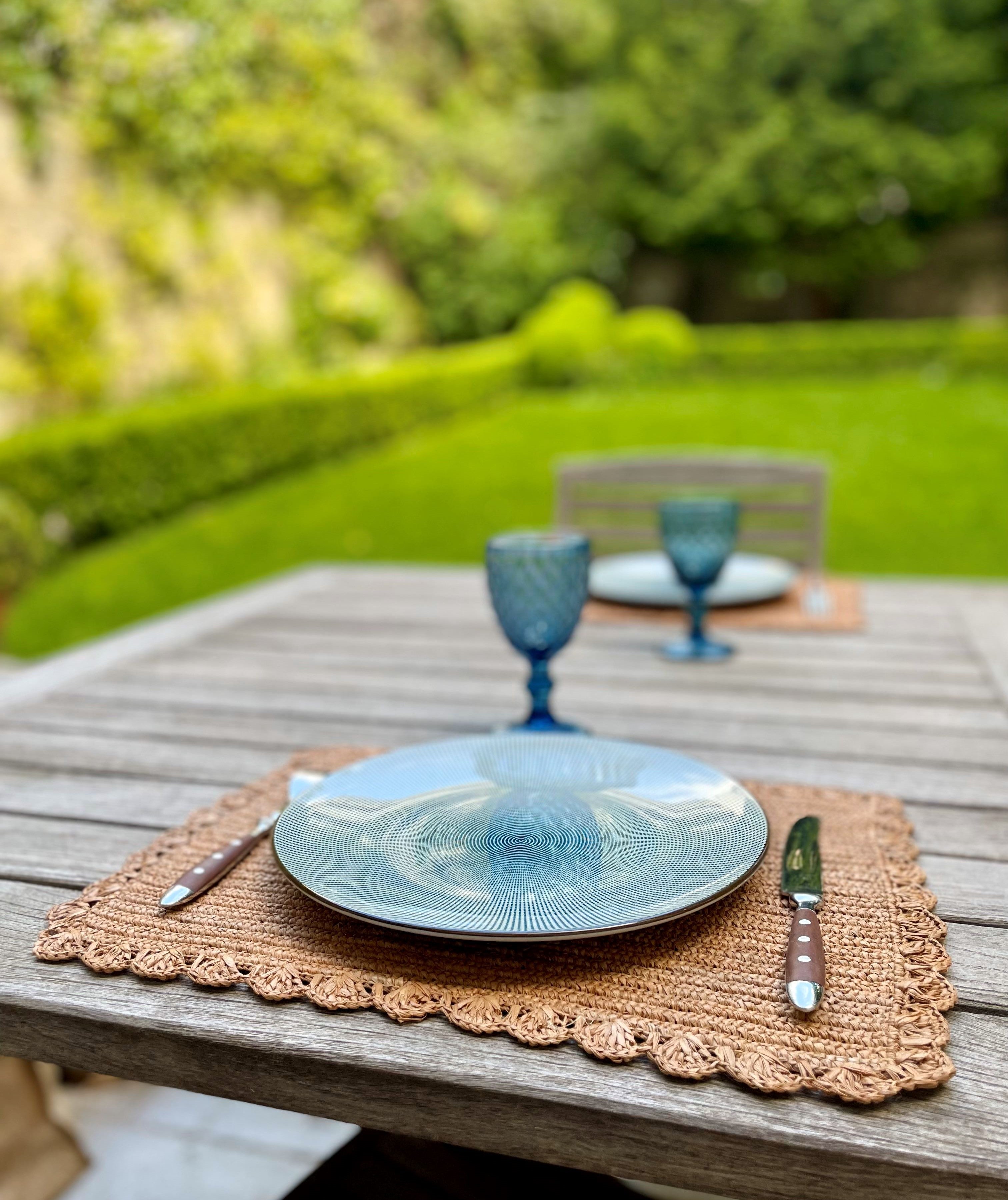 6 sets de table rectangulaires en raphia couleur thé, faits main, ajoutant une touche de naturel et de raffinement à votre table.