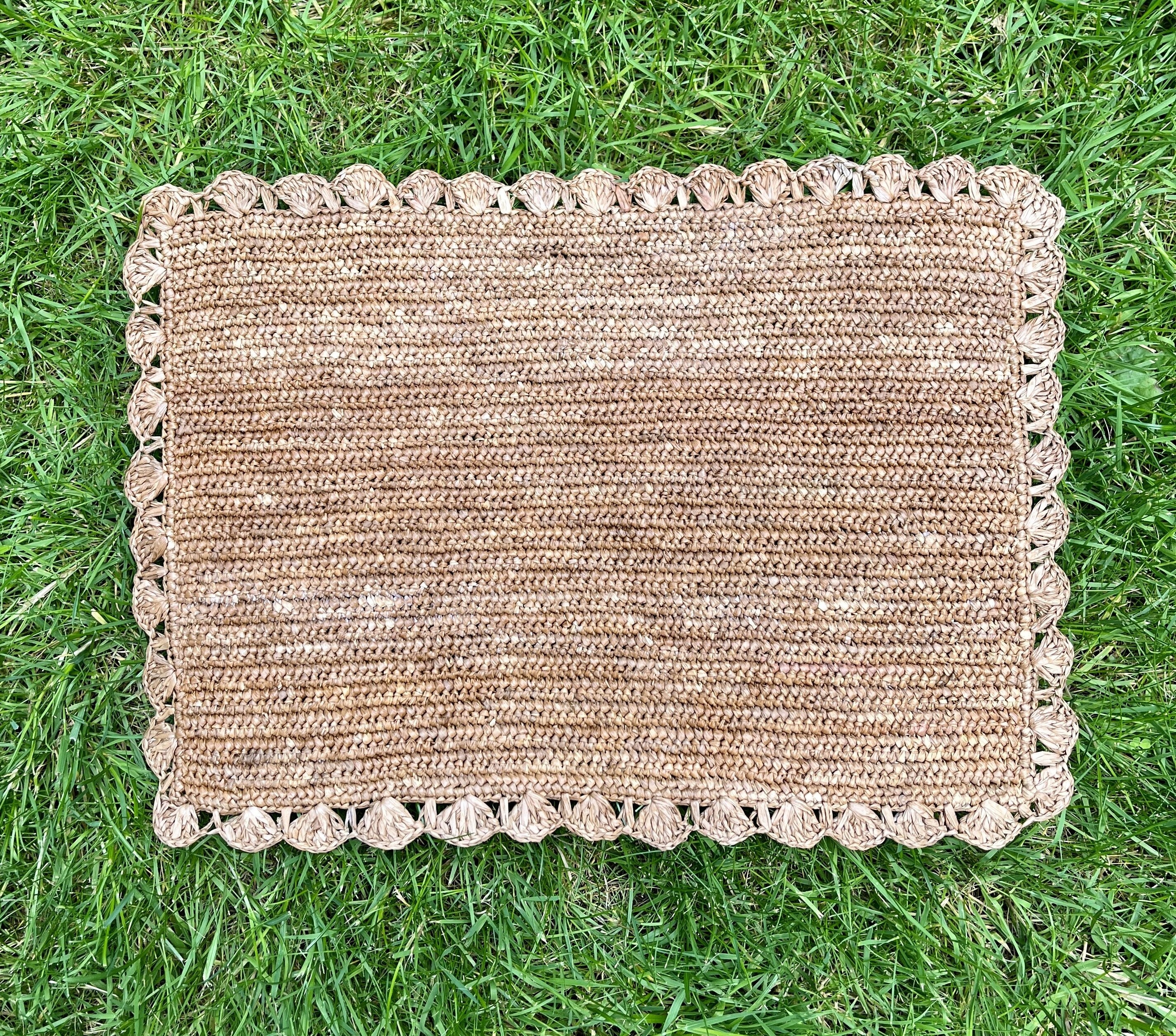 Sets de table rectangulaires en raphia couleur thé, lot de 6, design artisanal, idéal pour une décoration de table épurée.