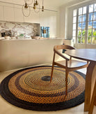 Tapis en raphia rond noir, jaune et terracotta, fait main à Madagascar, dimensions 200 cm, idéal pour une touche naturelle.