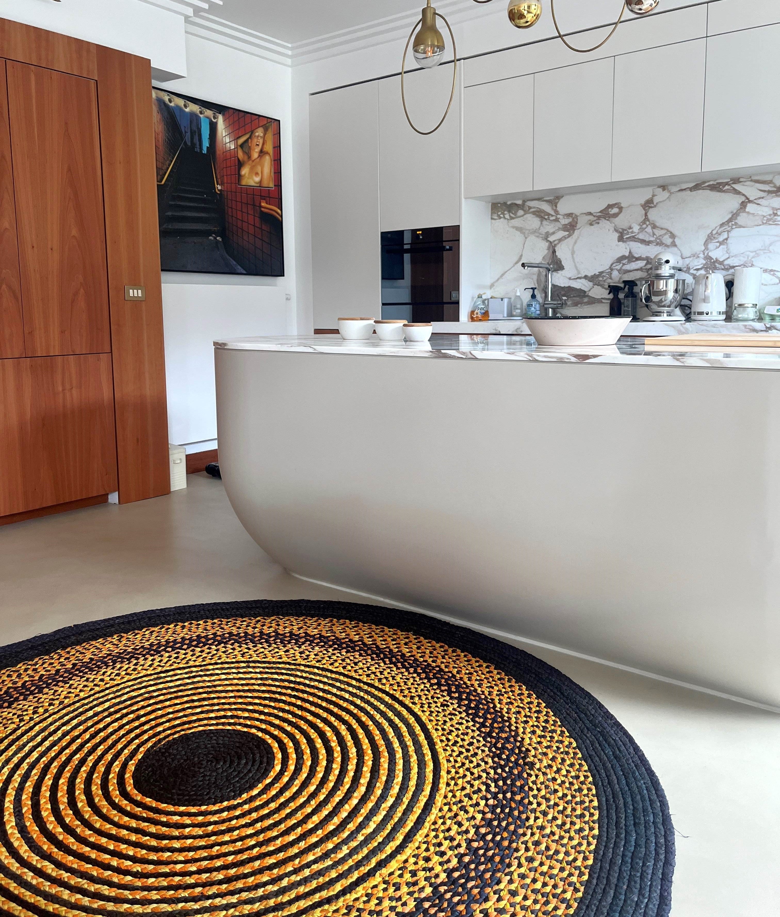 Tapis artisanal en raphia, combinaison de noir, jaune et terracotta, rond, 200 cm, parfait pour un intérieur chaleureux.