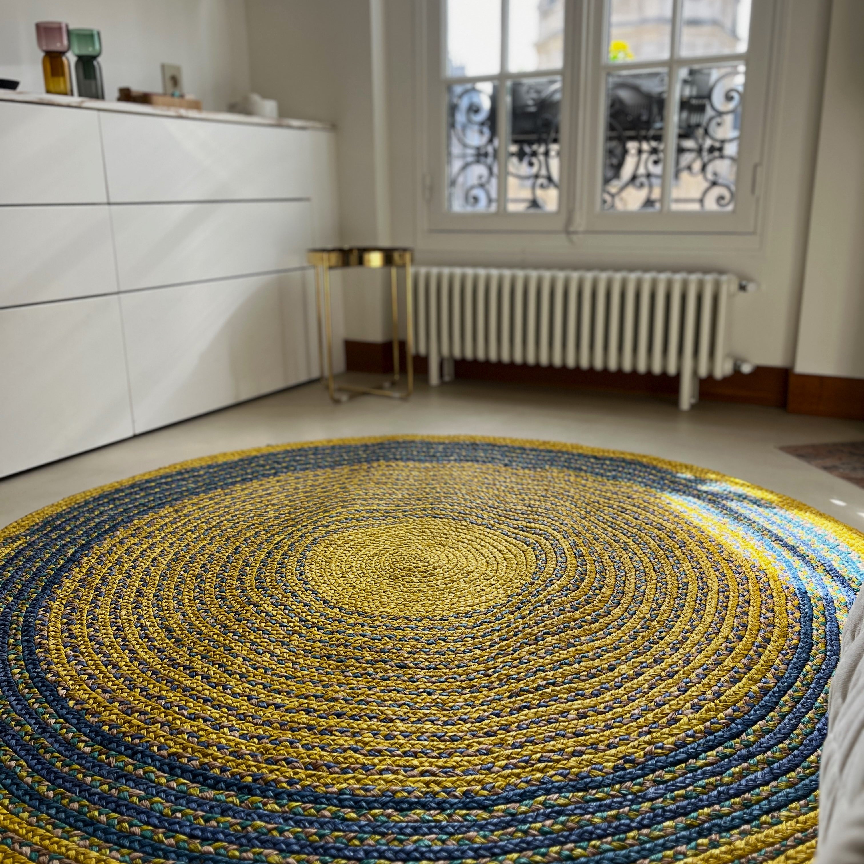 Tapis en raphia rond jaune et bleu – 170 cm