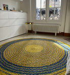Tapis en raphia rond jaune et bleu – 170 cm