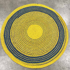Tapis en raphia rond jaune et bleu – 170 cm