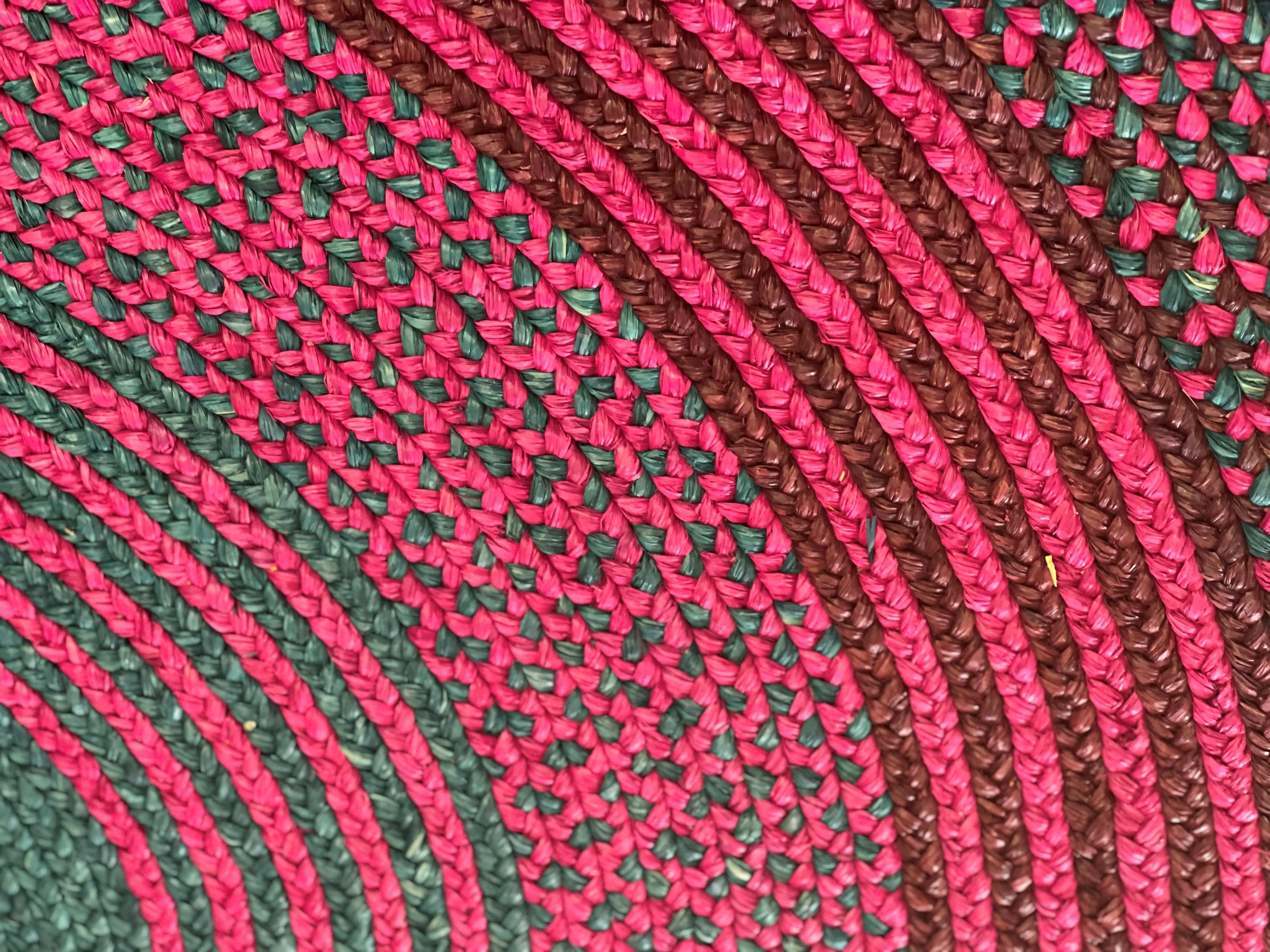 Tapis en raphia rond rose fuchsia, bleu vert profond et brun – 200 cm