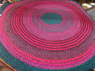 Tapis en raphia rond rose fuchsia, bleu vert profond et brun – 200 cm