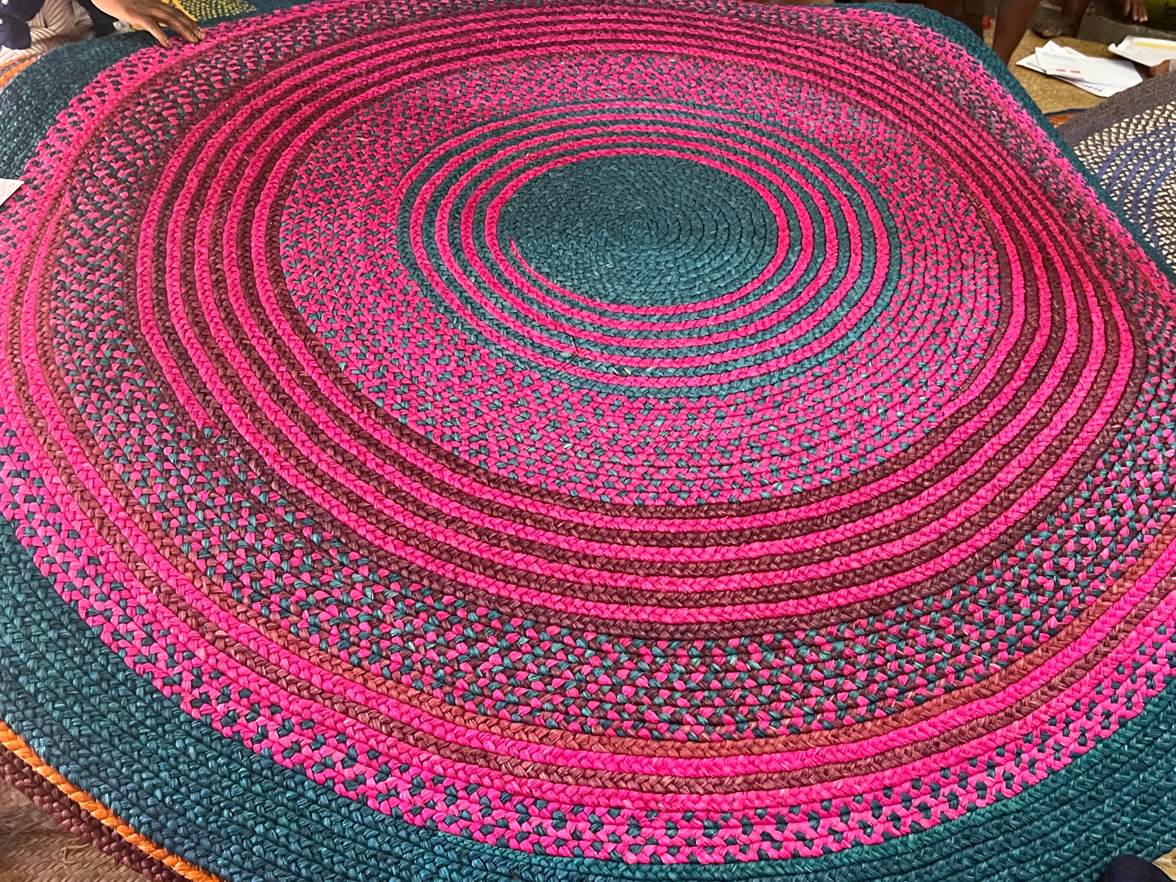 Tapis en raphia rond rose fuchsia, bleu vert profond et brun – 200 cm