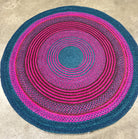 Tapis en raphia rond rose fuchsia, bleu vert profond et brun – 200 cm