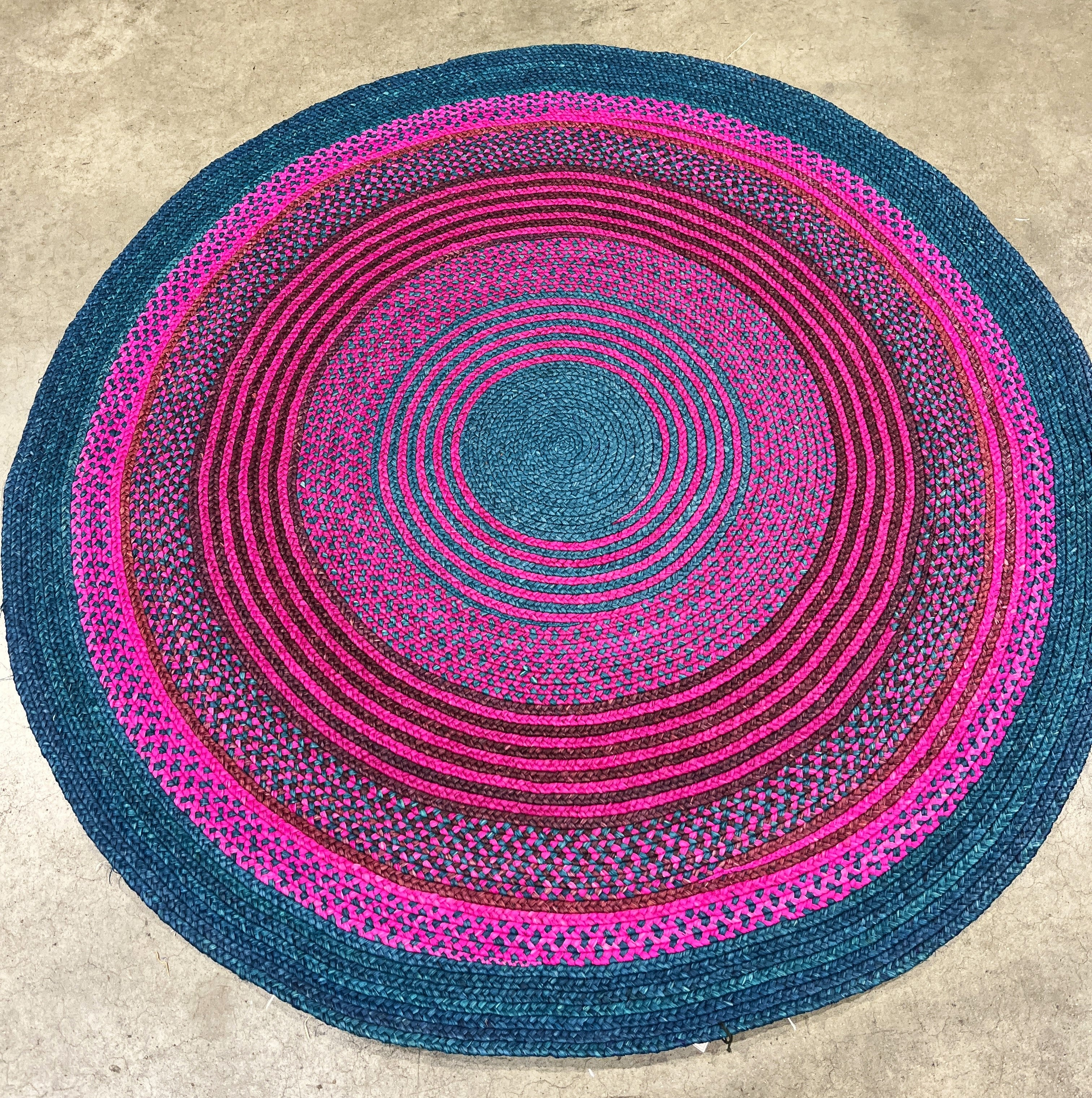 Tapis en raphia rond rose fuchsia, bleu vert profond et brun – 200 cm