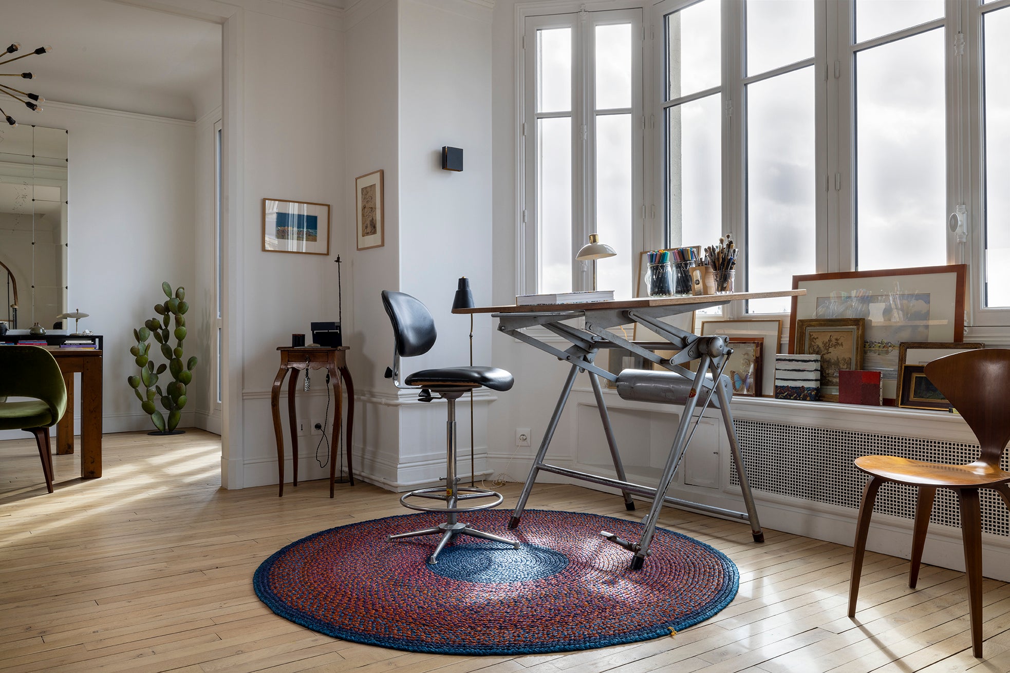Tapis en raphia rond bleu marine et rose – 170 cm