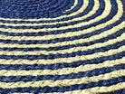 Tapis en raphia rond naturel et bleu marine – 170 cm