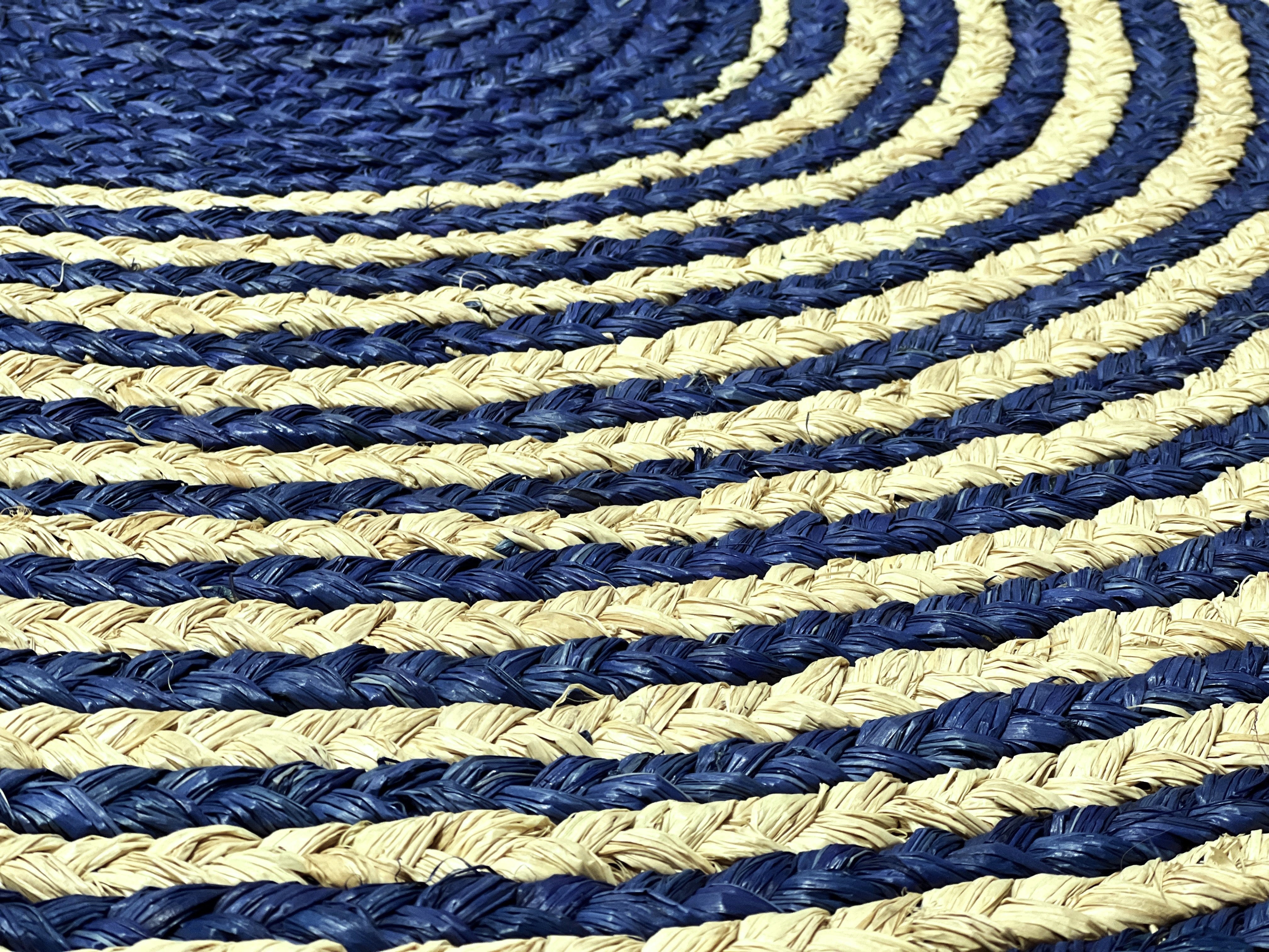 Tapis en raphia rond naturel et bleu marine – 170 cm