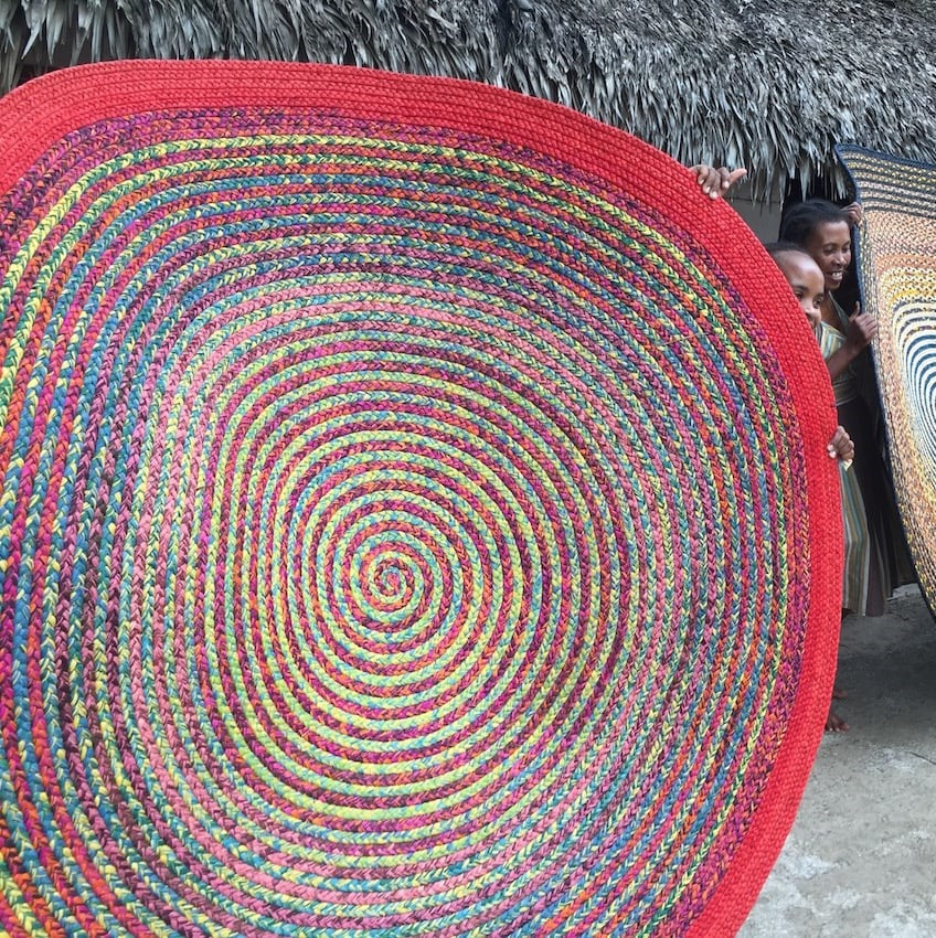 Tapis en raphia rond rouge vif, bleu, jaune et violet – 190 cm