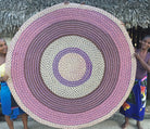 Tapis en raphia rond naturel, bleu, rose, parme et violet – 200 cm