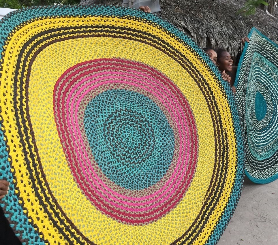 Tapis en raphia rond bleu turquoise, jaune et rose – 200 cm
