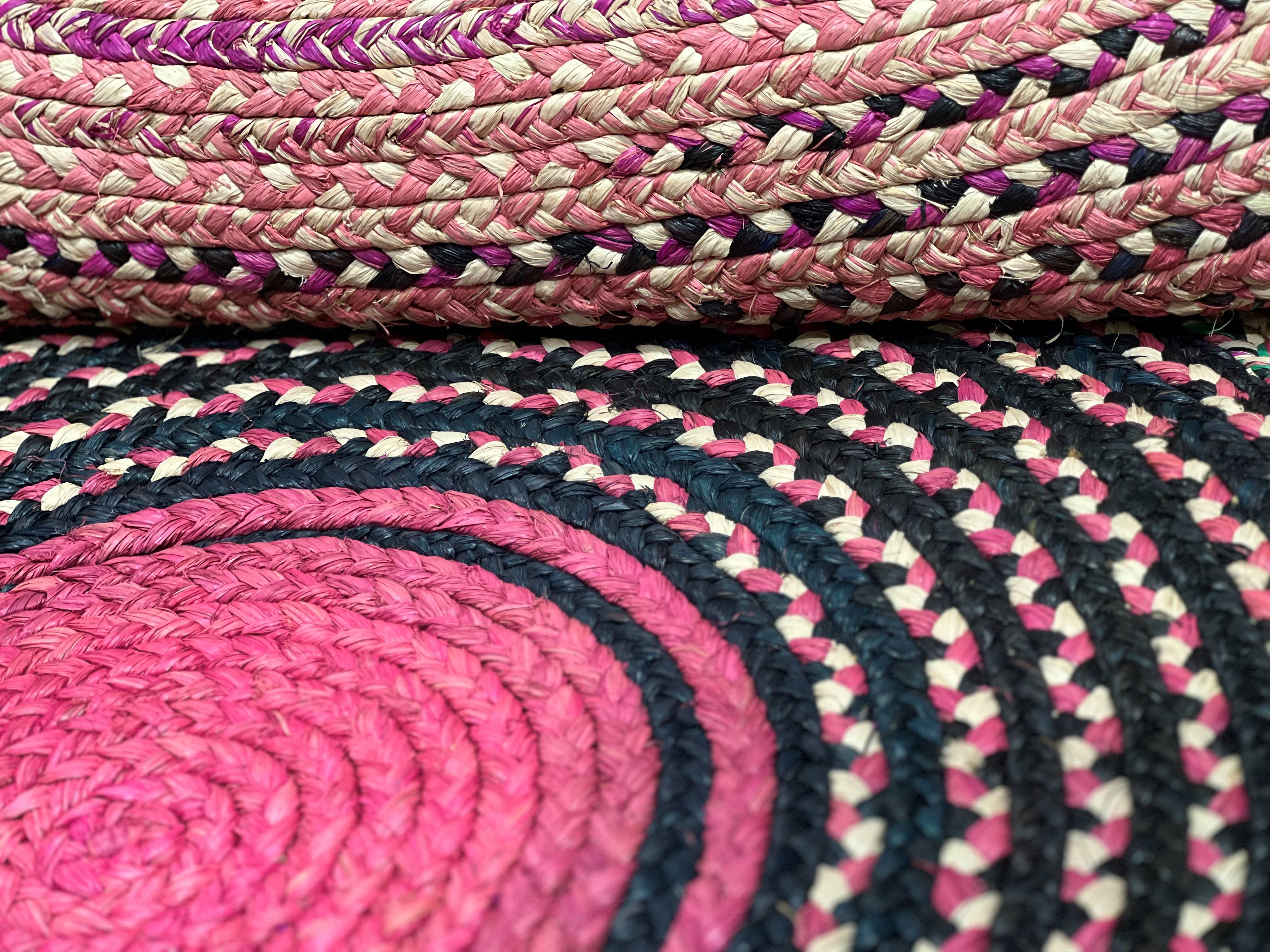 Tapis en raphia rond rose clair, rose foncé, noir et violet – 200 cm