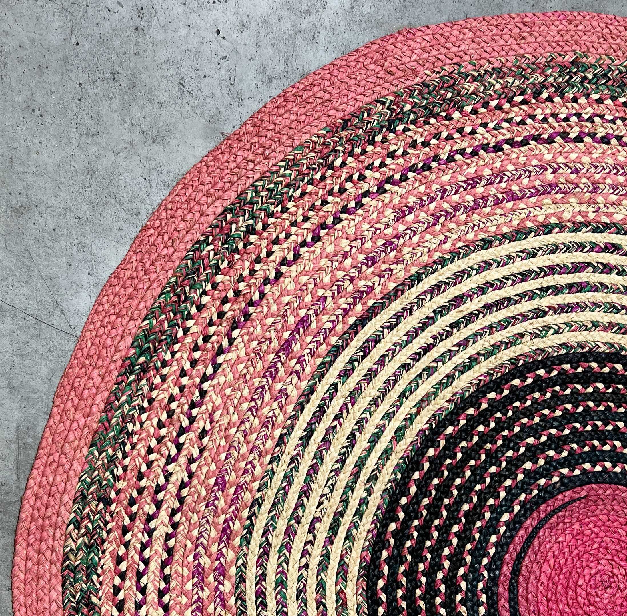 Tapis en raphia rond rose clair, rose foncé, noir et violet – 200 cm