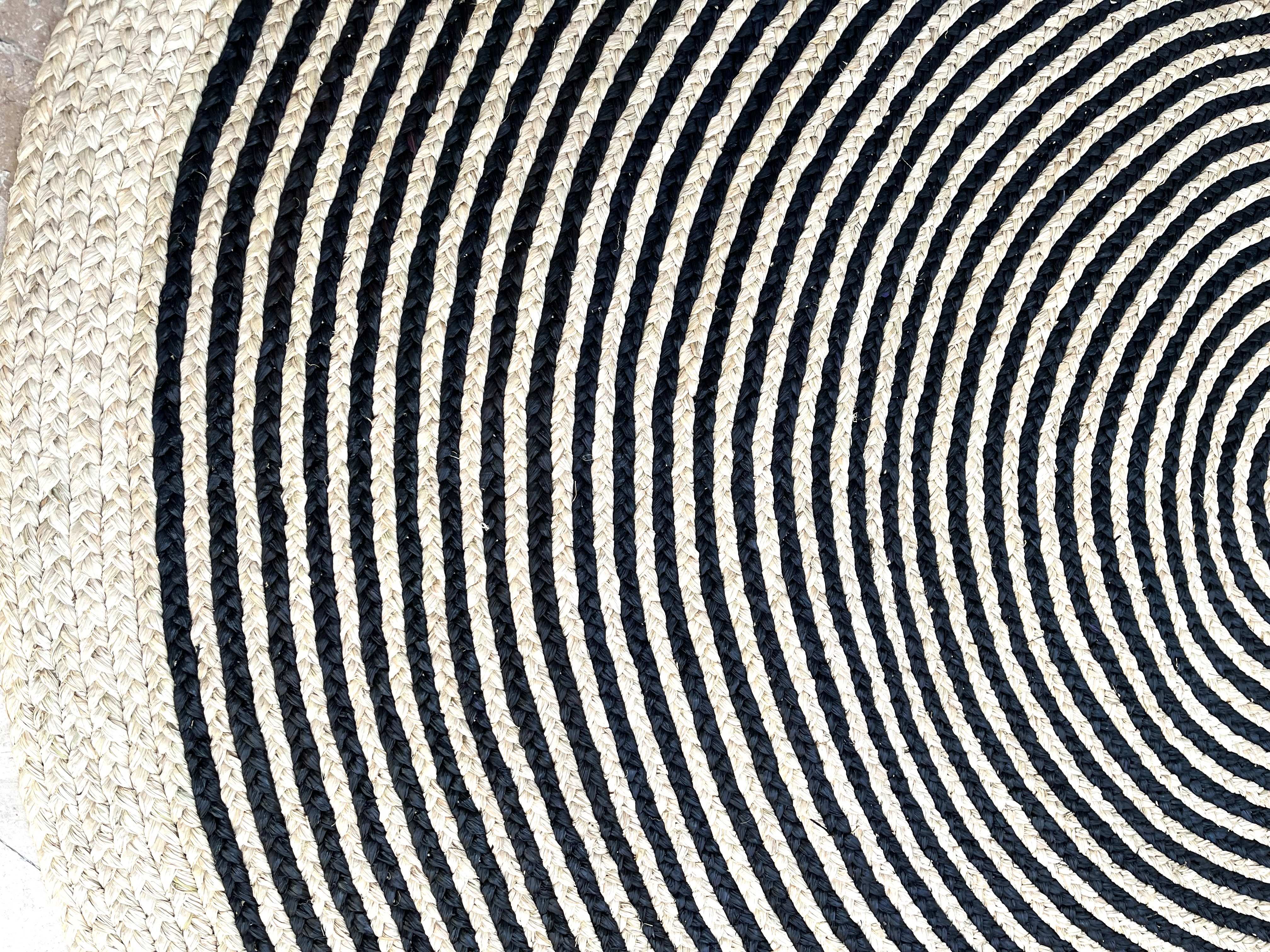 Tapis en raphia rond noir, blanc et naturel – 200 cm
