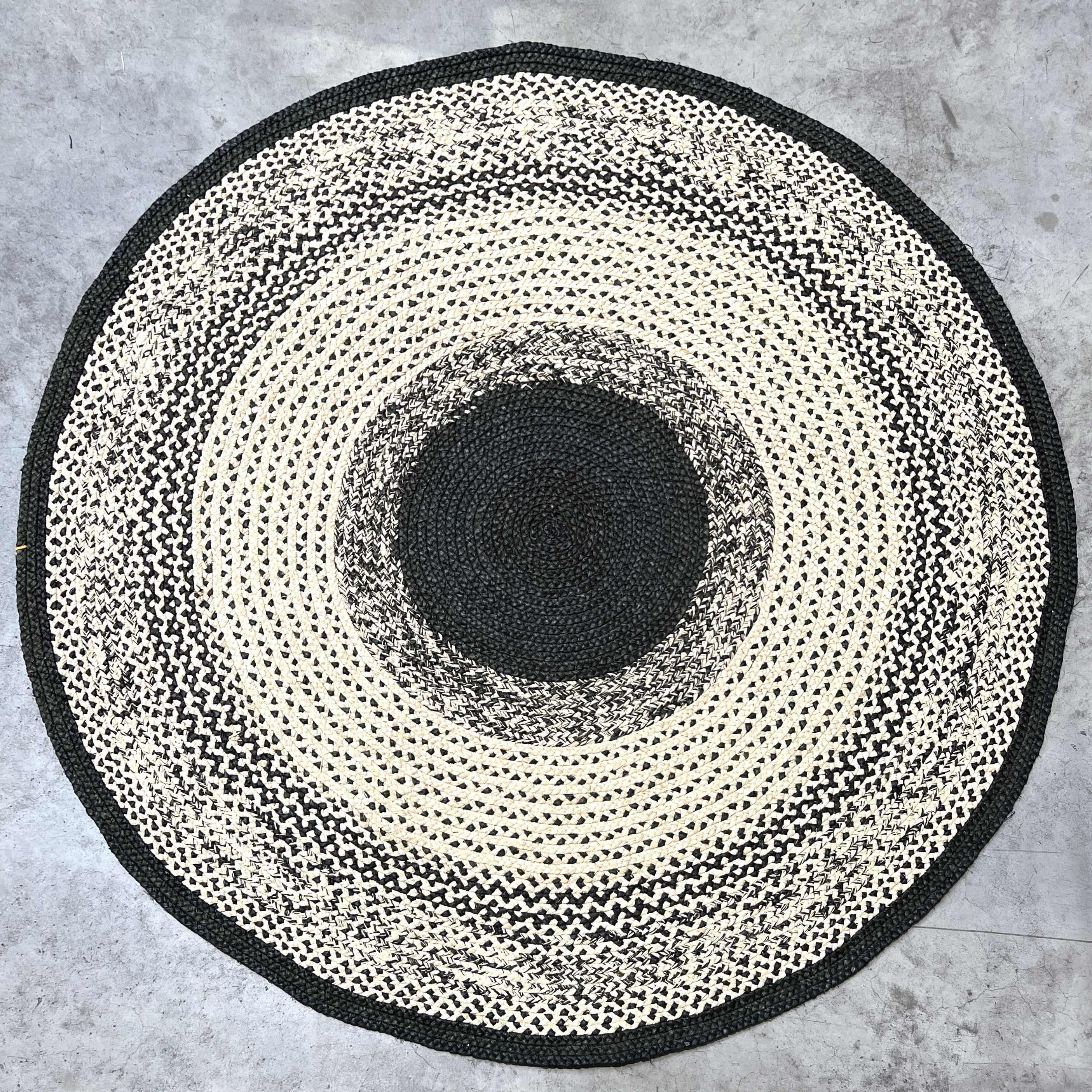 Tapis en raphia rond noir et blanc – 200 cm