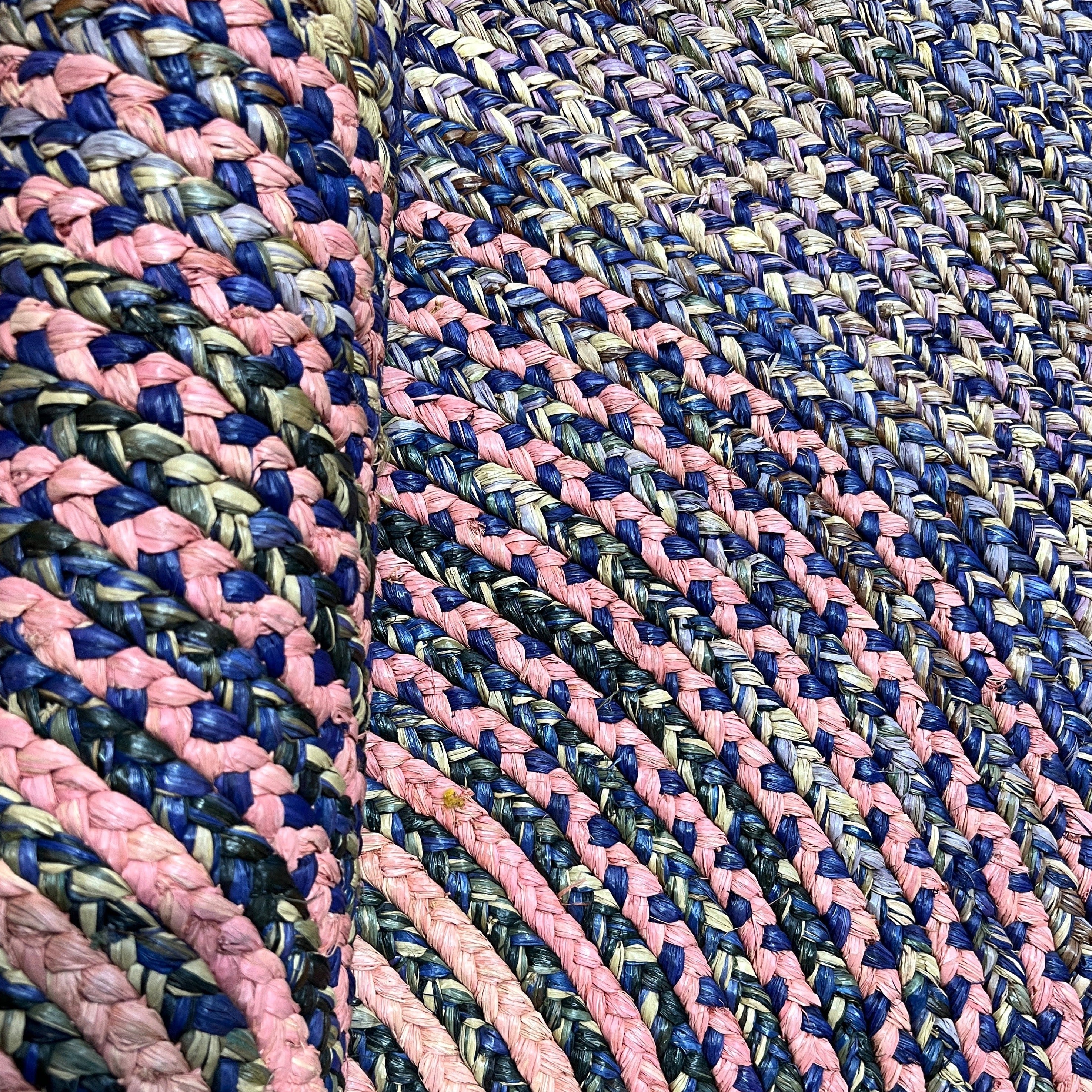 Tapis en raphia rond rose, mauve et bleu – 170 cm