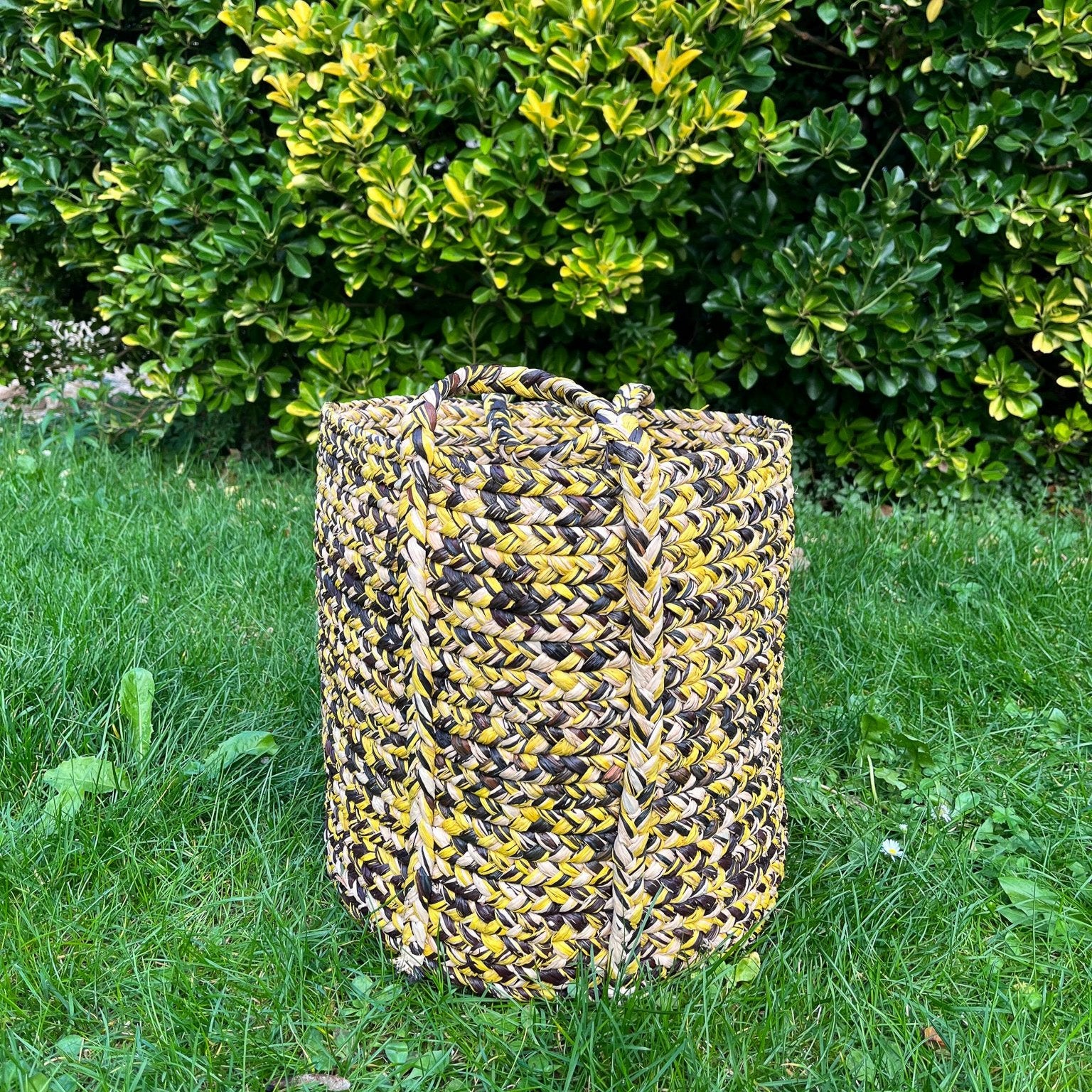 Corbeille en raphia rond, faite main, idéale pour le rangement.