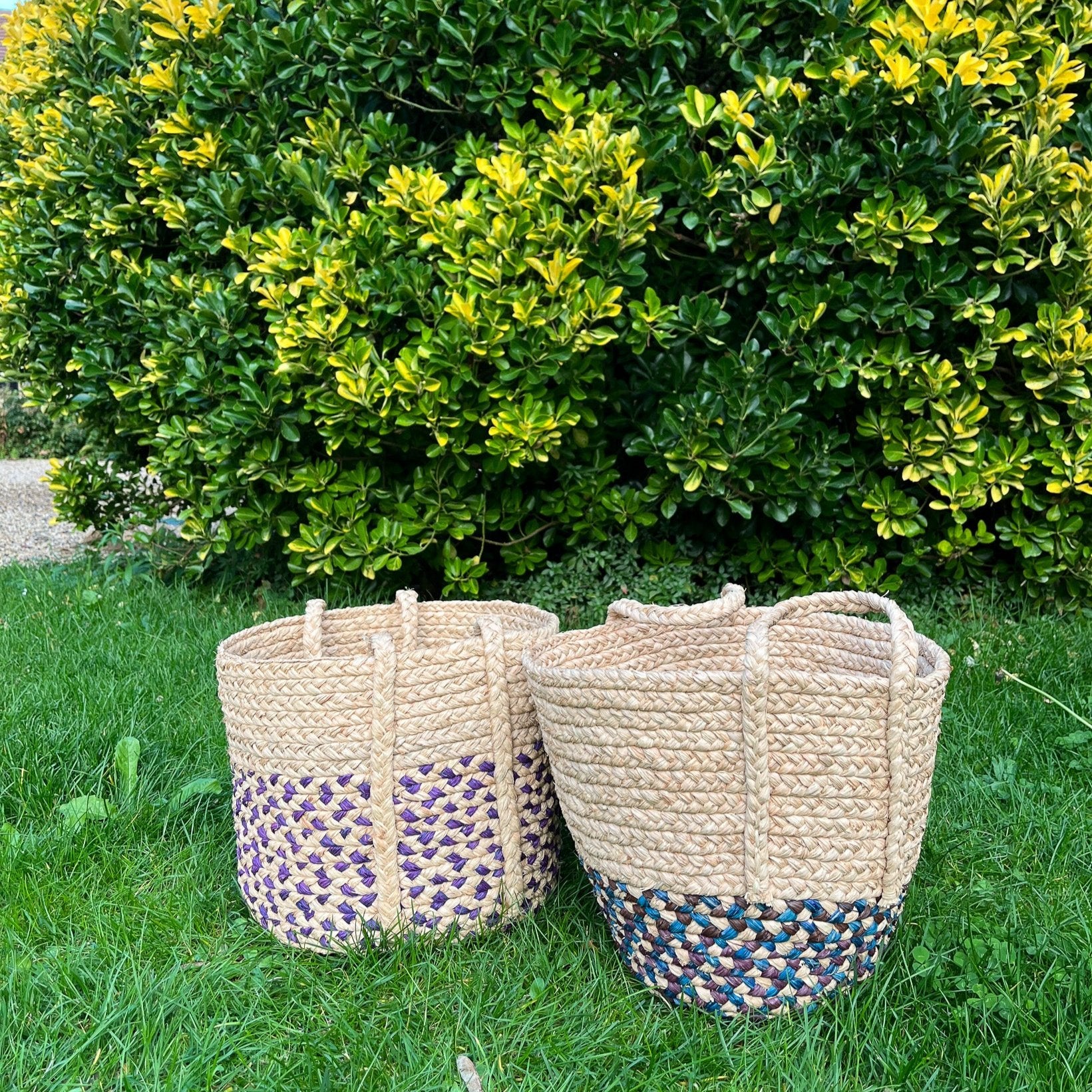 Corbeille ronde en raphia, simple et élégante, idéale pour une touche chaleureuse.