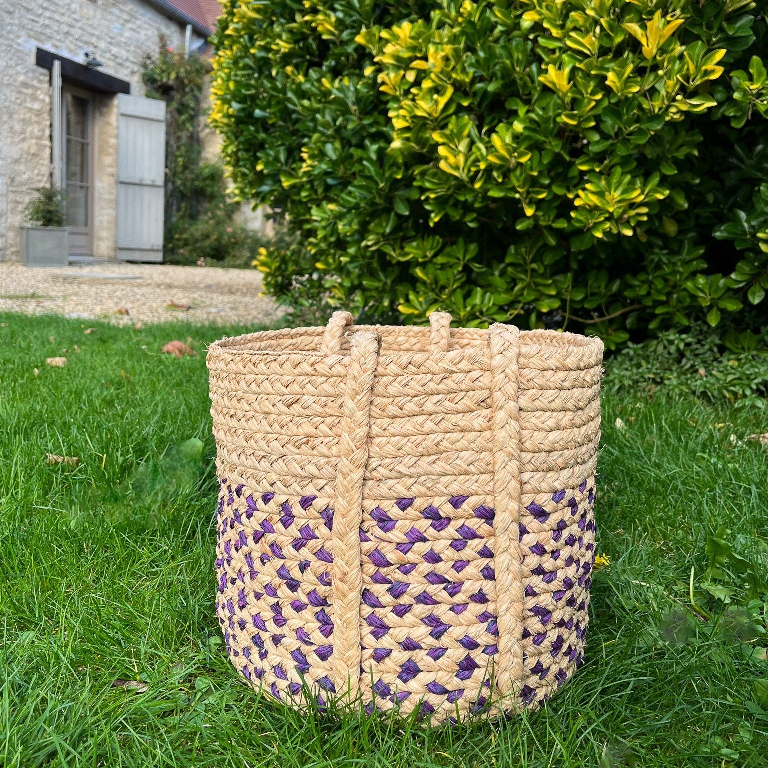 Corbeille en raphia rond, artisanale et élégante, idéale pour le rangement.