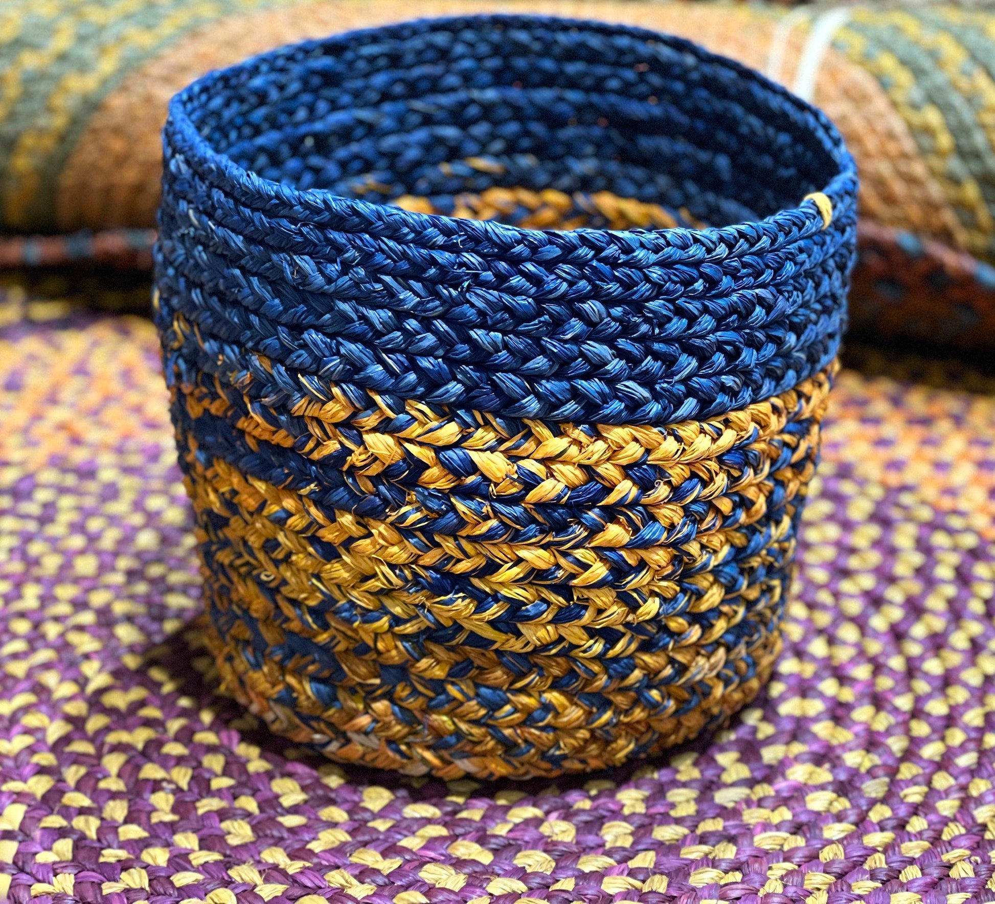 Corbeille raphia bleu vif & jaune- Odette Intimani Ethnique chic