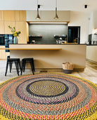 Tapis en raphia rond aux couleurs variées, 210 cm.