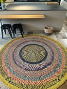 Tapis en raphia rond aux couleurs vives et variées, 210 cm.