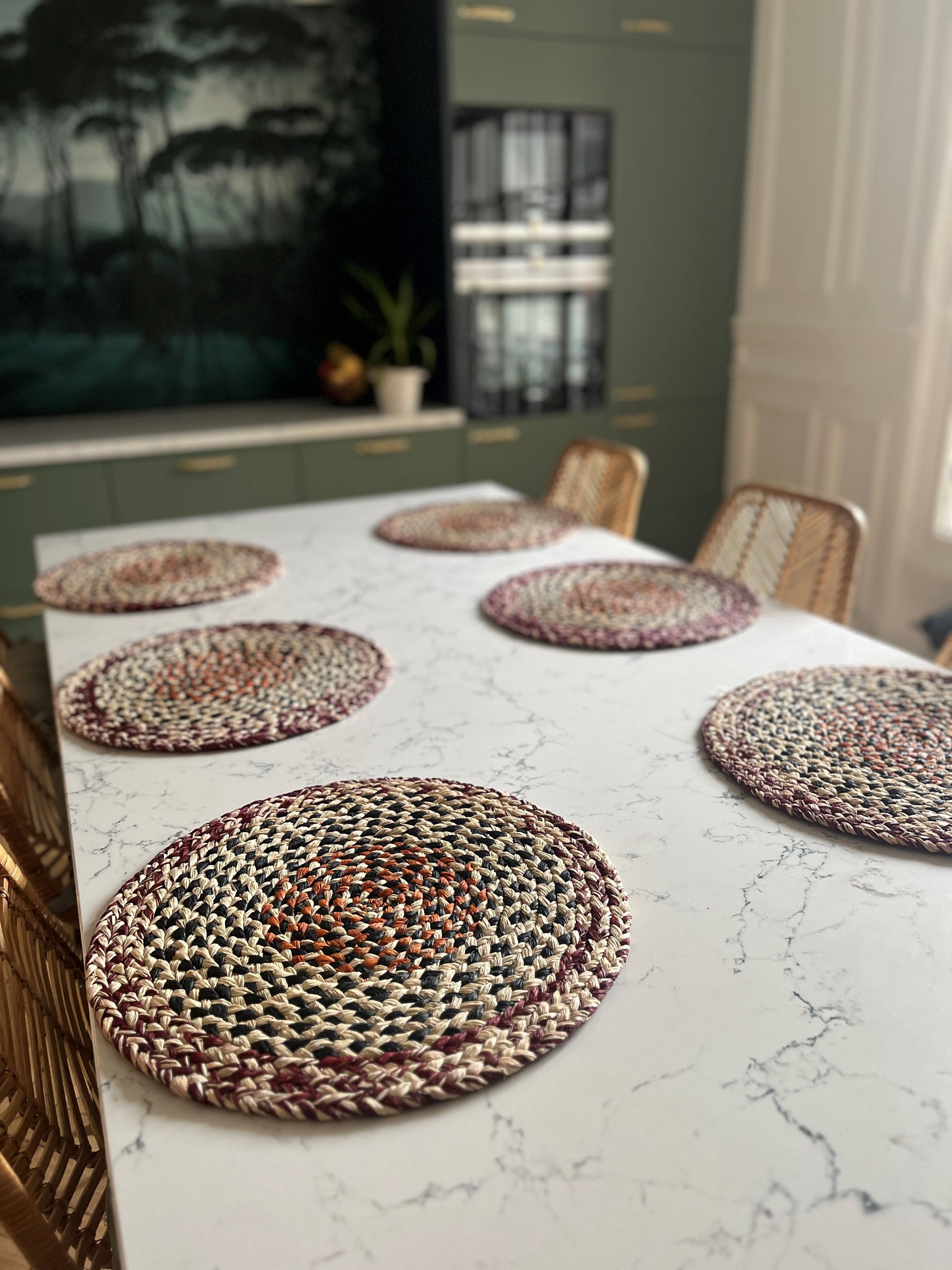 Lot de 6 x sets de table ronds en raphia naturel, brun et prune - Laurette Intimani Ethnique chic