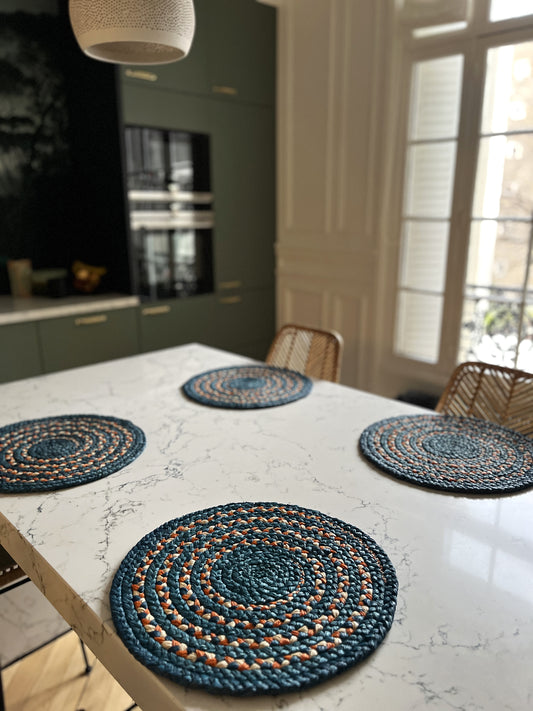 Lot de 4 x sets de table ronds en raphia bleu profond, orange et naturel - Elina Intimani Ethnique chic