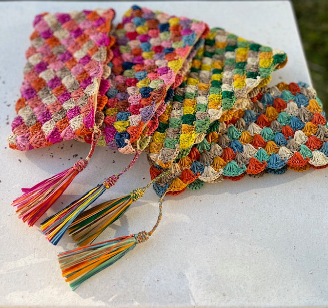 Pochette Zazie en raphia multicolore avec pompon Intimani Ethnique chic